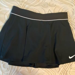 Nikecourt drifit skirt size medium